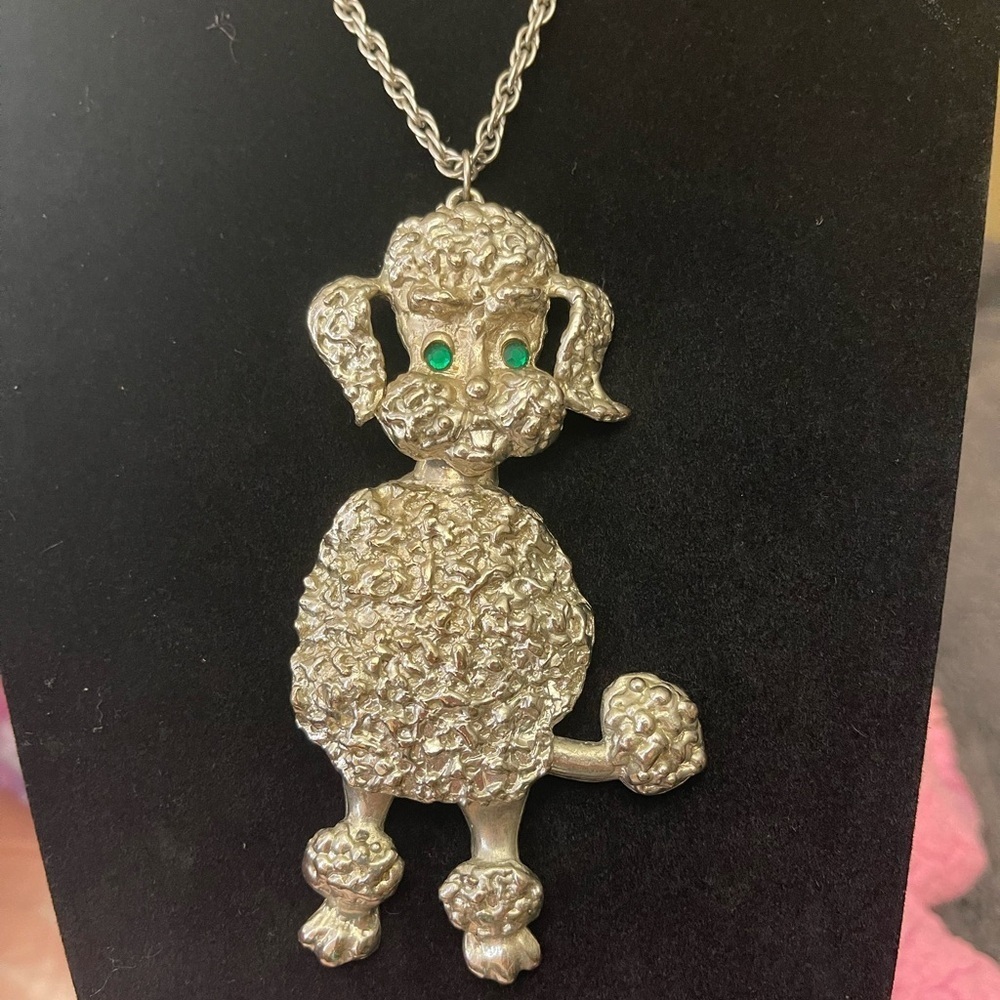 🐩 1950s Vintage Poodle Articulate Pendant Necklace Silver with Green Gem…​​ - Picture 5 of 11